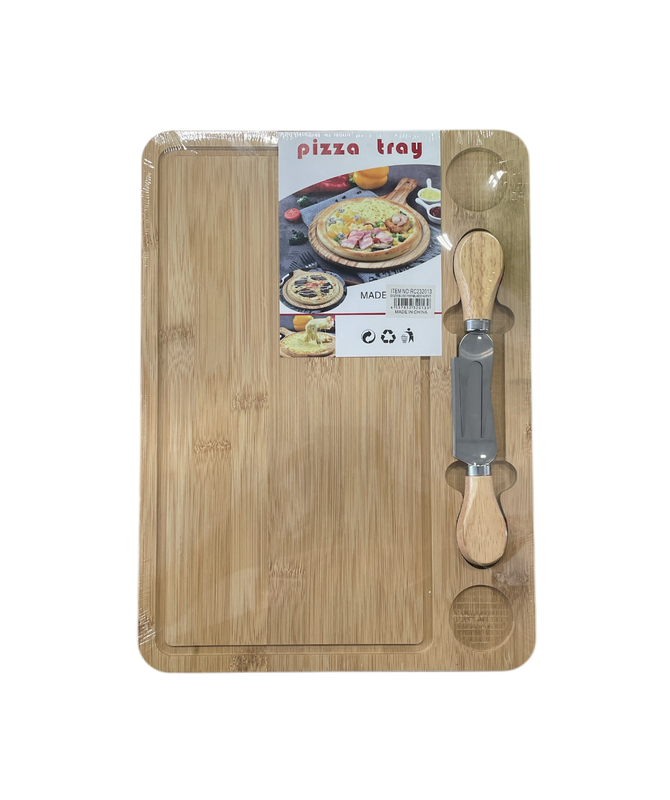 Tabla mediana de madera con 2 cortadores