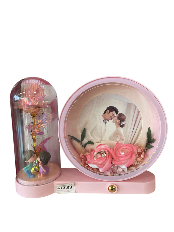 Retratera con flor eterna con luz