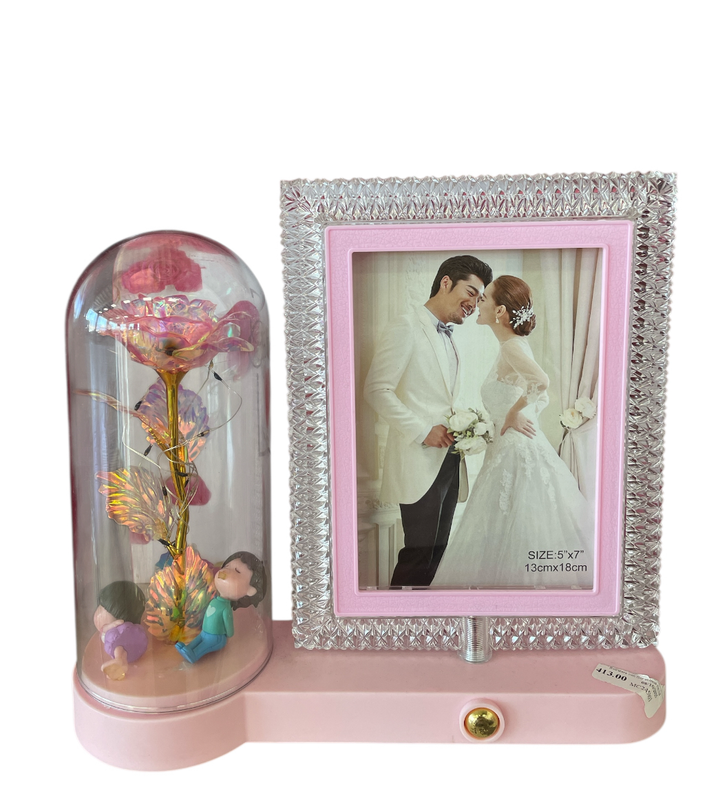 Retratera con flor eterna con luz