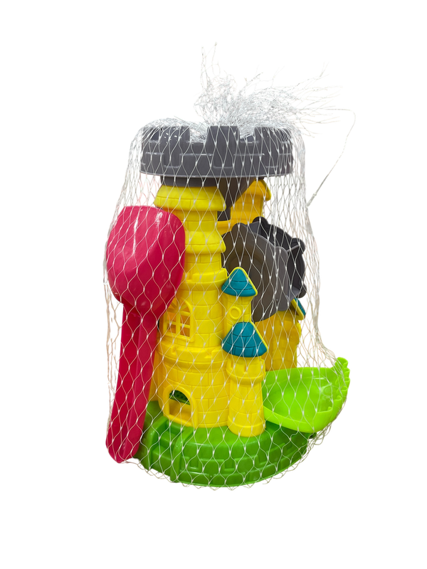 castillo con juguetes de playa